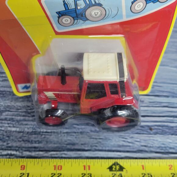 Vintage Unbranded die-cast pull and go red/white farm tractor sealed 1/43 scale - Picture 2 of 8